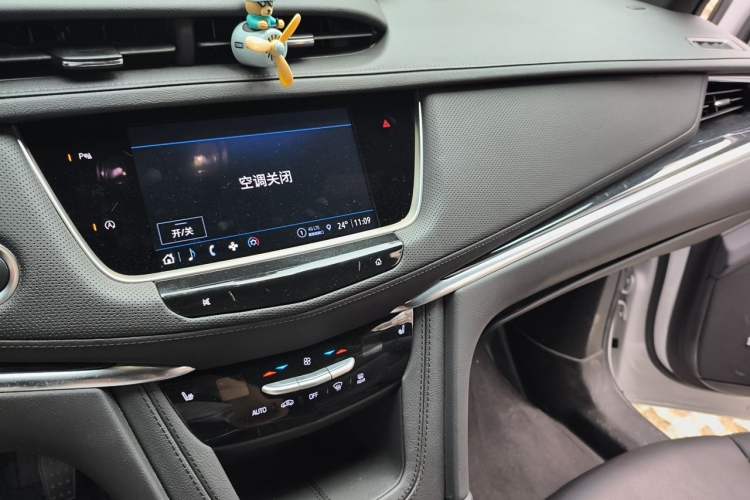 Used Cadillac XT5 2023 2.0T Two-Wheel-Drive Fashion Edition Audio And AC Panel