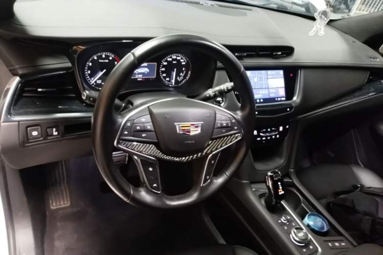 Used Cadillac XT5 2023 2.0T Two-Wheel-Drive Fashion Edition Center Console