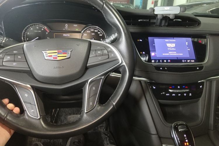 Used Cadillac XT5 2023 2.0T Two-Wheel-Drive Fashion Edition Center Console
