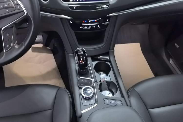 Used Cadillac XT5 2023 2.0T Two-Wheel-Drive Fashion Edition Gear Lever