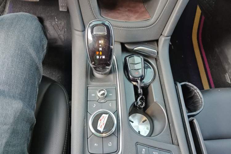 Used Cadillac XT5 2023 2.0T Two-Wheel-Drive Fashion Edition Gear Lever