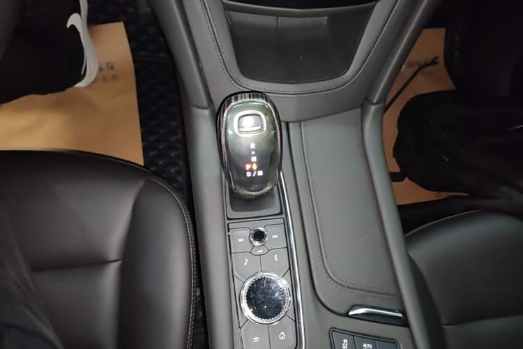 Used Cadillac XT5 2023 2.0T Two-Wheel-Drive Fashion Edition Gear Lever