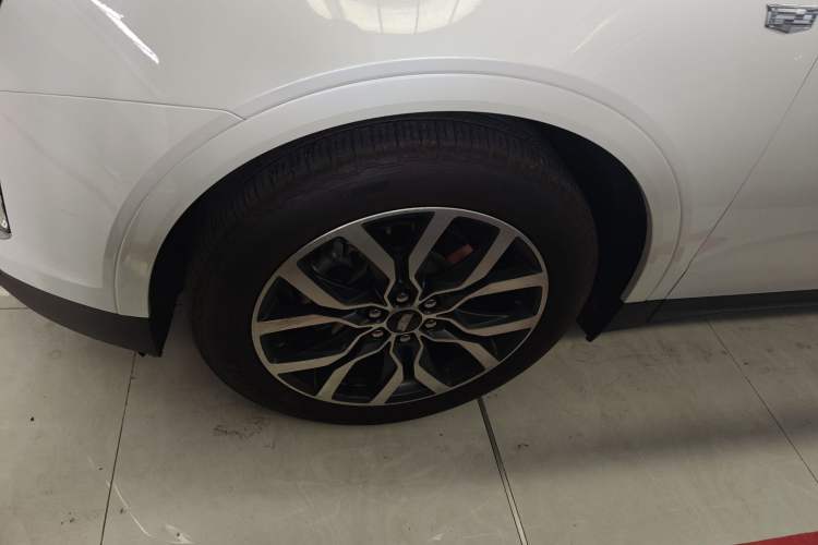 Used Cadillac XT5 2023 2.0T Four-Wheel Drive Prestige Version (Ultimate Edition) Left Front Wheel Hub