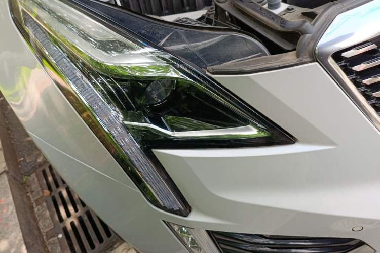 Used Cadillac XT5 2023 2.0T Two-Wheel-Drive Fashion Edition Right Front Headlight