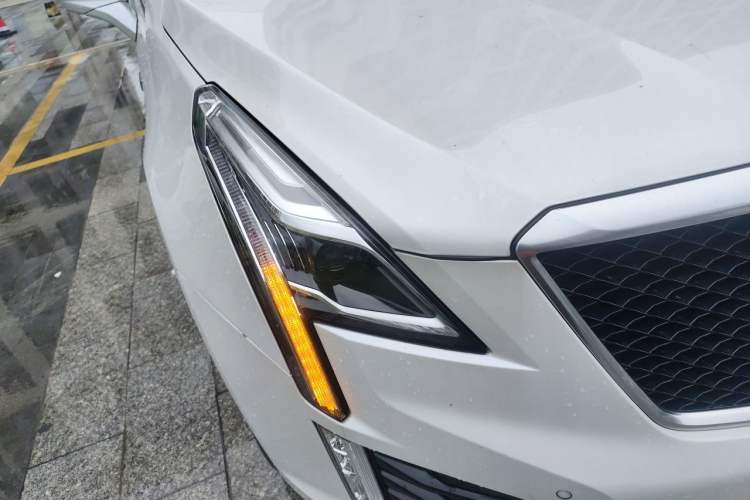 Used Cadillac XT5 2023 2.0T Four-Wheel Drive Prestige Version (Ultimate Edition) Right Front Headlight