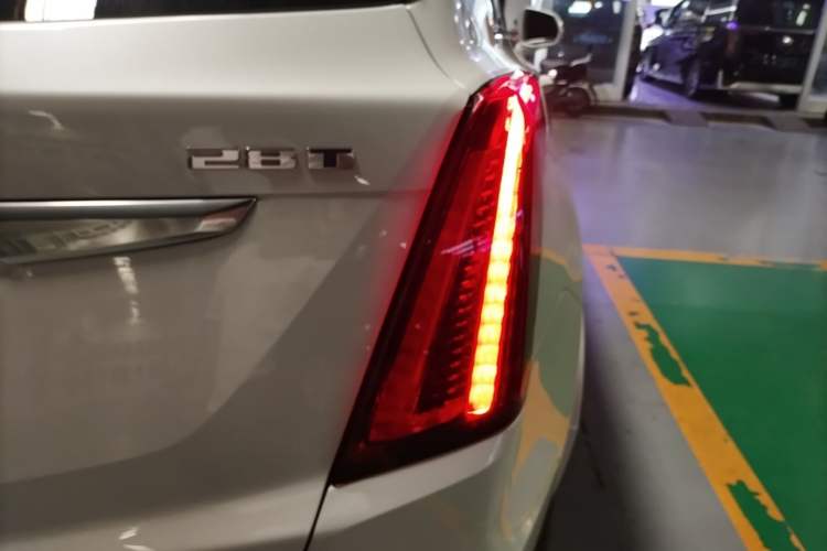 Used Cadillac XT5 2023 2.0T Two-Wheel-Drive Fashion Edition Right Rear Taillight