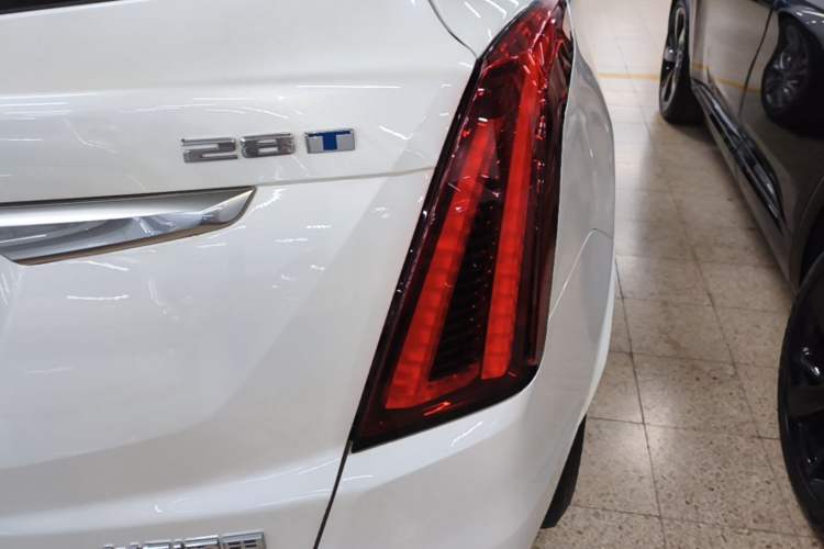 Used Cadillac XT5 2023 2.0T Two-Wheel-Drive Fashion Edition Right Rear Taillight