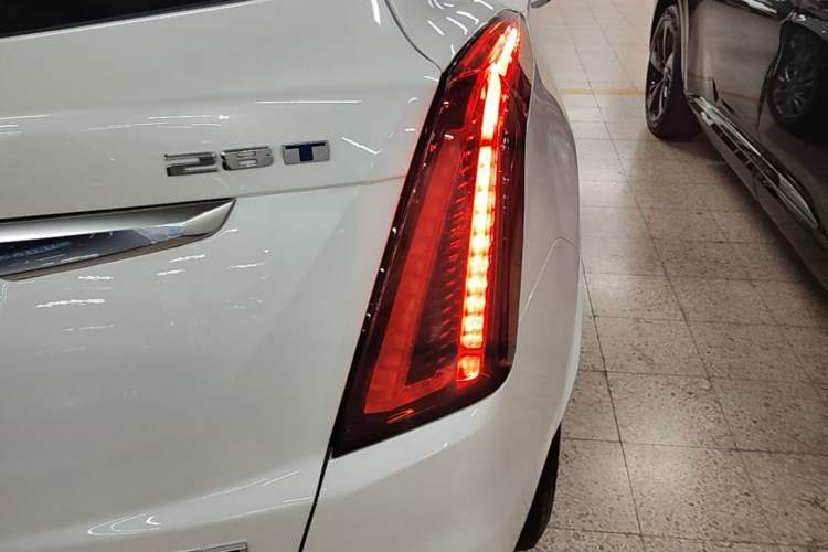 Used Cadillac XT5 2023 2.0T Two-Wheel-Drive Fashion Edition Right Rear Taillight