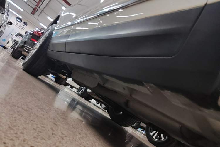 Used Cadillac XT5 2023 2.0T Two-Wheel-Drive Fashion Edition Right Side Sill