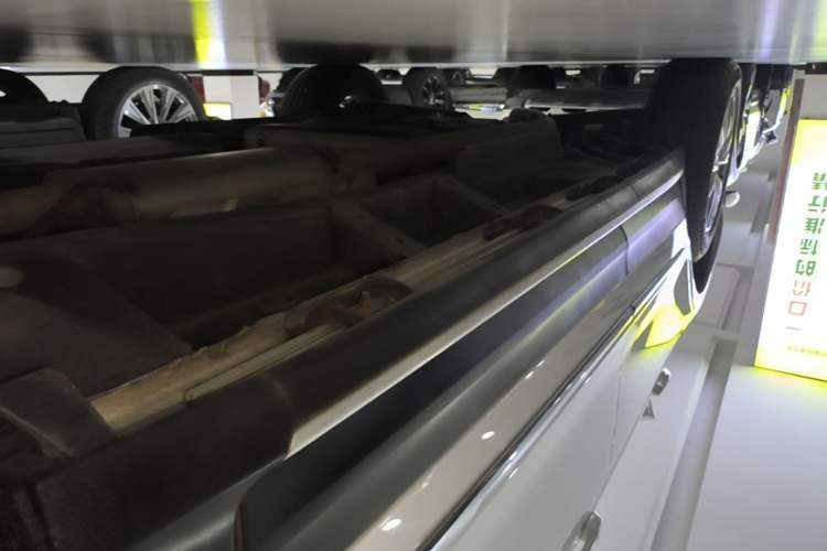 Used Cadillac XT5 2023 2.0T Two-Wheel-Drive Fashion Edition Right Side Sill