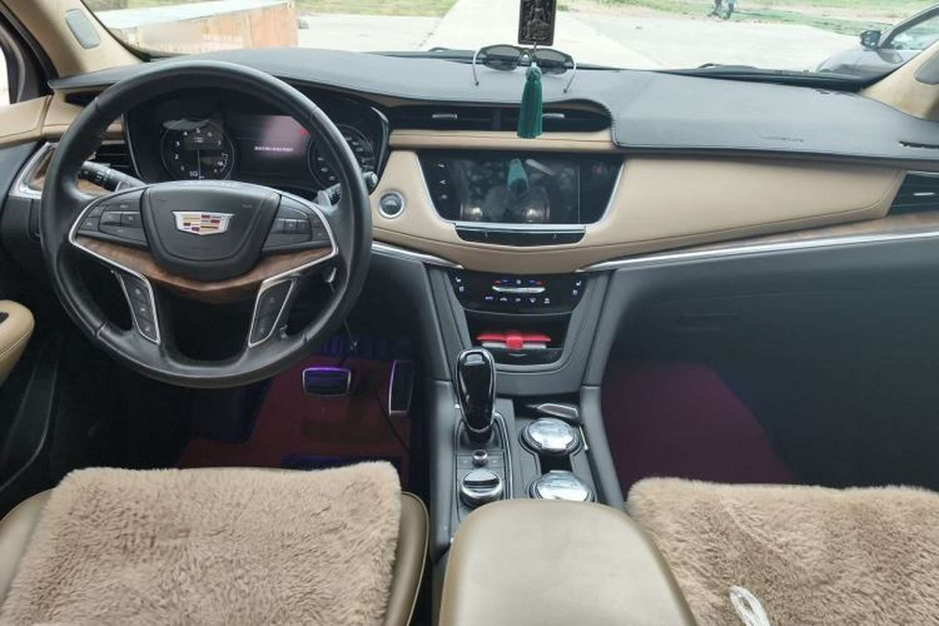 Used Cadillac XT5 2024 2.0T Four-Wheel Drive Platinum Edition Center Console