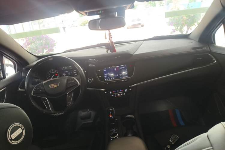 Used Cadillac XT5 2024 2.0T Two-Wheel Drive Fashion Edition Center Console
