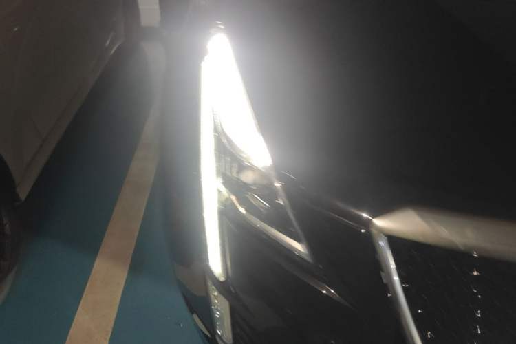 Used Cadillac XT5 2024 2.0T All-Wheel-Drive Luxury Version (Hummingbird Edition) Right Front Headlight