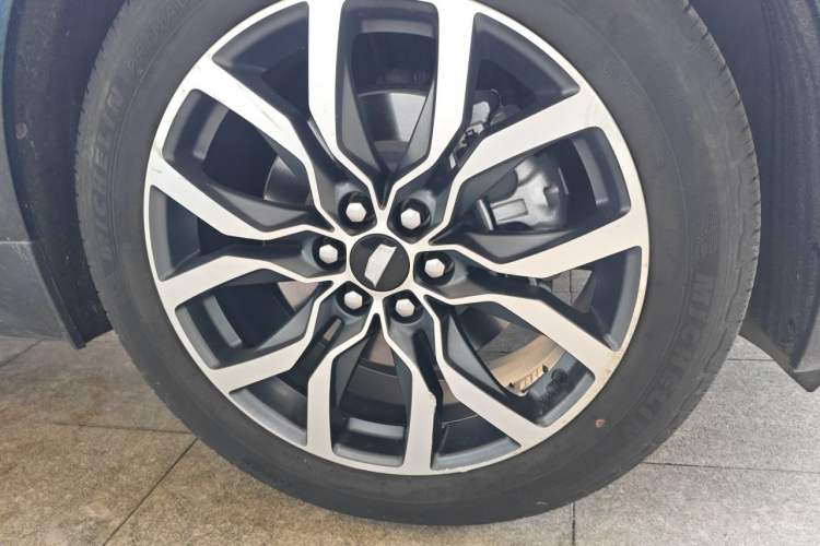 Used Cadillac XT5 2024 2.0T All-Wheel-Drive Luxury Version (Hummingbird Edition) Right Front Wheel Hub