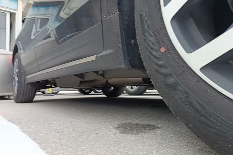 Used Cadillac XT5 2024 2.0T All-Wheel-Drive Luxury Version (Hummingbird Edition) Right Side Sill