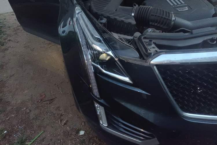 Used Cadillac XT5 2024 2.0T All-Wheel-Drive Luxury Version (Hummingbird Edition) Right Front Headlight