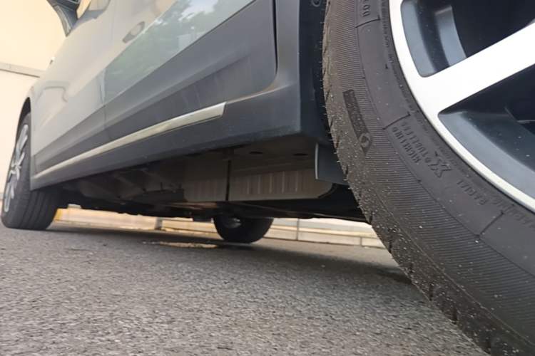 Used Cadillac XT5 2024 2.0T All-Wheel-Drive Luxury Version (Hummingbird Edition) Left Side Sill