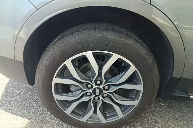 Used Cadillac XT5 2024 2.0T All-Wheel-Drive Luxury Version (Hummingbird Edition) Right Rear Wheel Hub