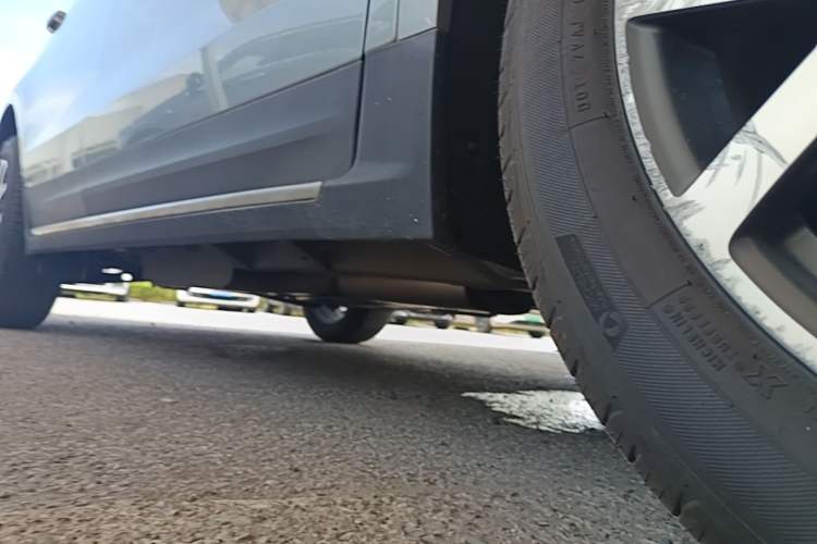 Used Cadillac XT5 2024 2.0T All-Wheel-Drive Luxury Version (Hummingbird Edition) Right Side Sill