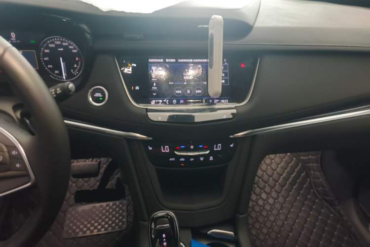 Used Cadillac XT5 2024 2.0T Two-Wheel Drive Fashion Edition Audio And AC Panel
