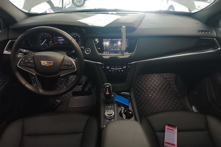 Used Cadillac XT5 2024 2.0T Two-Wheel Drive Fashion Edition Center Console