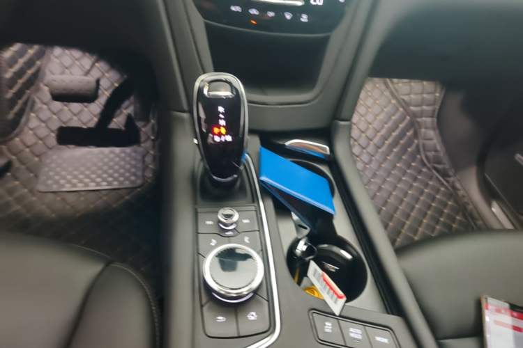 Used Cadillac XT5 2024 2.0T Two-Wheel Drive Fashion Edition Gear Lever