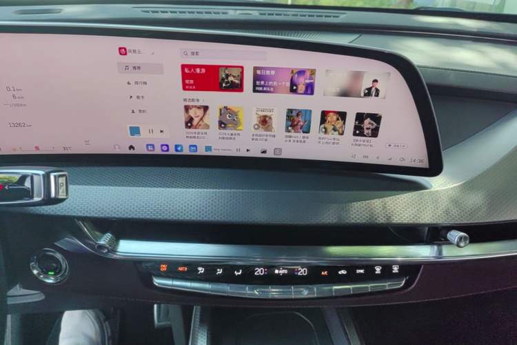 Used Cadillac XT5 2025 2.0T Platinum Edition Audio And AC Panel