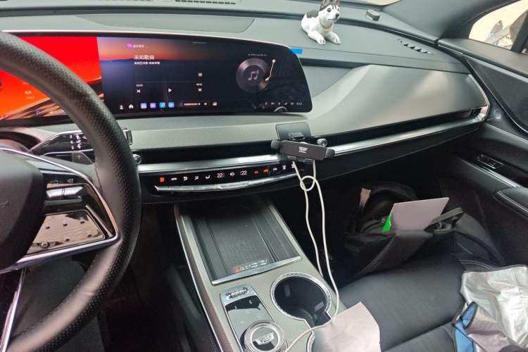 Used Cadillac XT5 2025 Model 2.0T Metropolitan Edition Audio And AC Panel