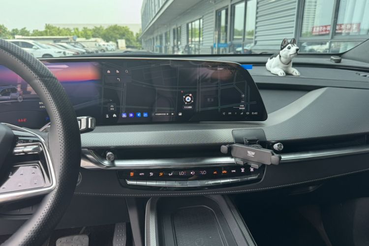 Used Cadillac XT5 2025 Model 2.0T Metropolitan Edition Audio And AC Panel