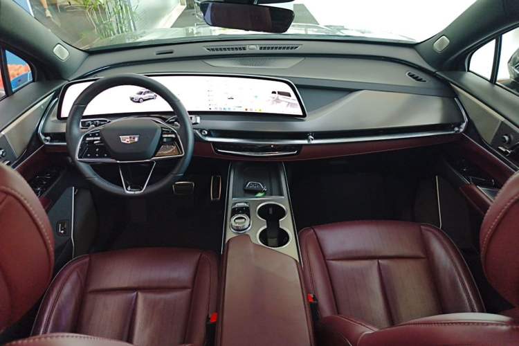 Used Cadillac XT5 2025 2.0T Platinum Edition Center Console