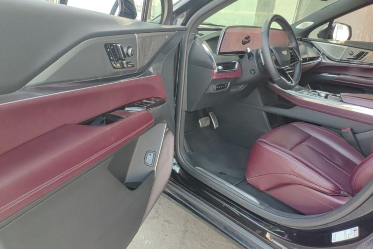 Used Cadillac XT5 2025 2.0T Platinum Edition Driver Seat