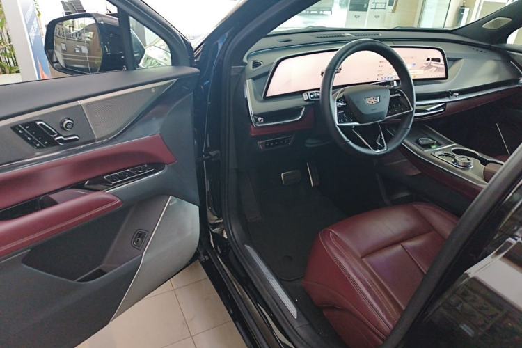 Used Cadillac XT5 2025 2.0T Platinum Edition Driver Seat