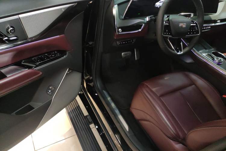 Used Cadillac XT5 2025 2.0T Platinum Edition Driver Seat