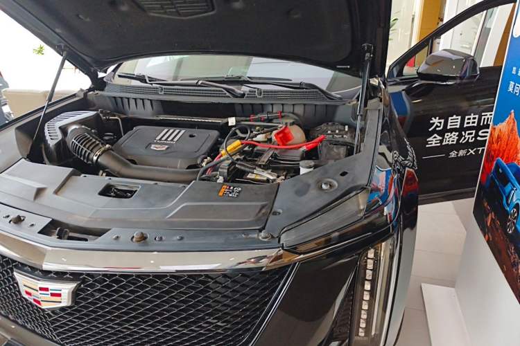 Used Cadillac XT5 2025 2.0T Platinum Edition Engine Bay Left