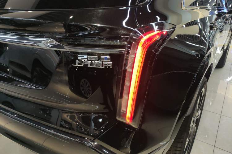 Used Cadillac XT5 2025 2.0T Platinum Edition Exterior 3