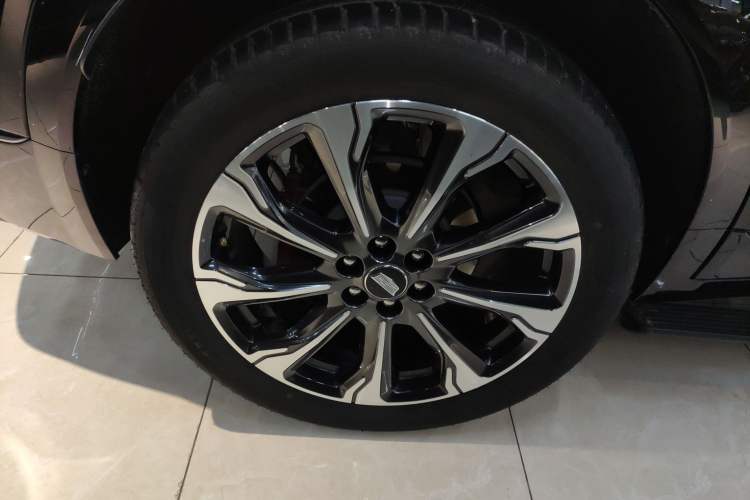 Used Cadillac XT5 2025 2.0T Platinum Edition Exterior 5