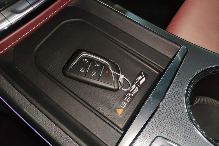 Used Cadillac XT5 2025 2.0T Platinum Edition Interior 1
