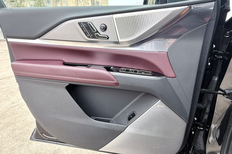 Used Cadillac XT5 2025 2.0T Platinum Edition Interior 10