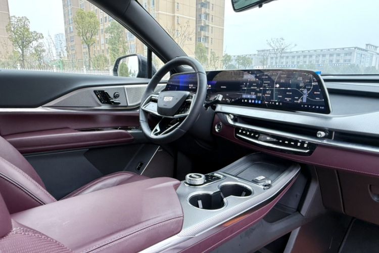 Used Cadillac XT5 2025 2.0T Platinum Edition Interior 13