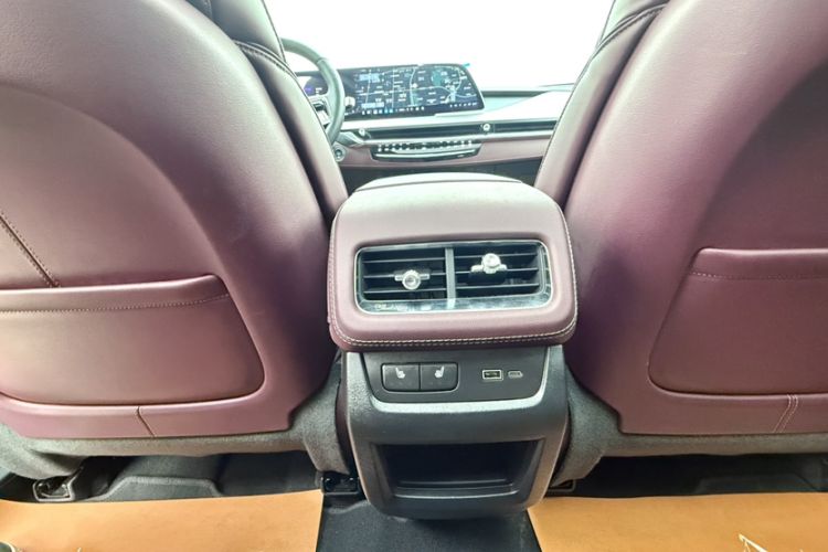 Used Cadillac XT5 2025 2.0T Platinum Edition Interior 15