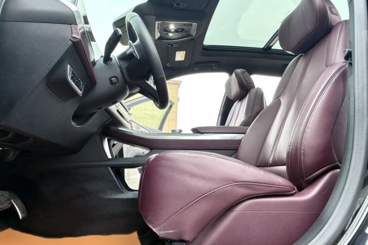 Used Cadillac XT5 2025 2.0T Platinum Edition Interior 4
