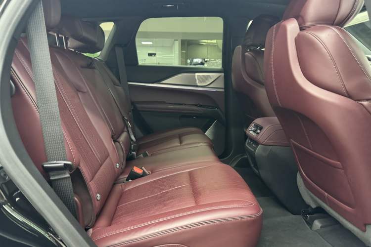 Used Cadillac XT5 2025 2.0T Platinum Edition Interior 7