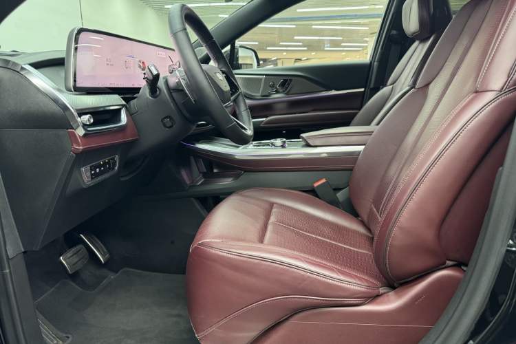 Used Cadillac XT5 2025 2.0T Platinum Edition Left Front Seat