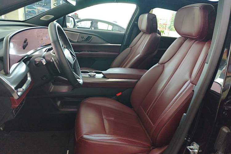 Used Cadillac XT5 2025 2.0T Platinum Edition Left Front Seat