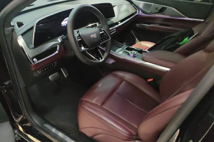 Used Cadillac XT5 2025 2.0T Platinum Edition Left Front Seat