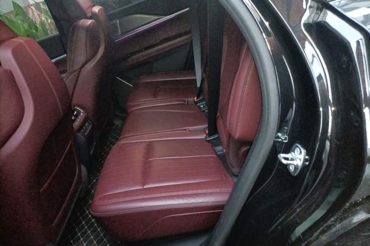 Used Cadillac XT5 2025 2.0T Platinum Edition Left Rear Seat