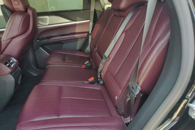 Used Cadillac XT5 2025 2.0T Platinum Edition Left Rear Seat