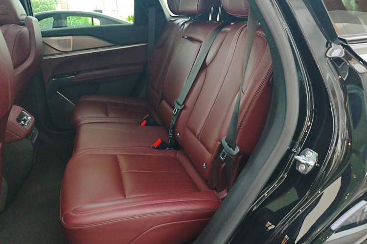 Used Cadillac XT5 2025 2.0T Platinum Edition Left Rear Seat