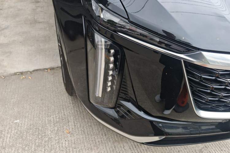 Used Cadillac XT5 2025 Model 2.0T Metropolitan Edition Right Front Headlight