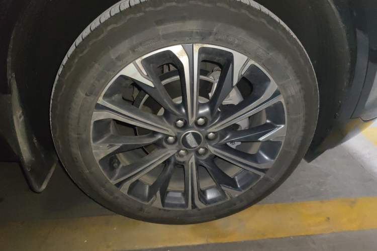 Used Cadillac XT5 2025 2.0T Luxury Version Right Front Wheel Hub